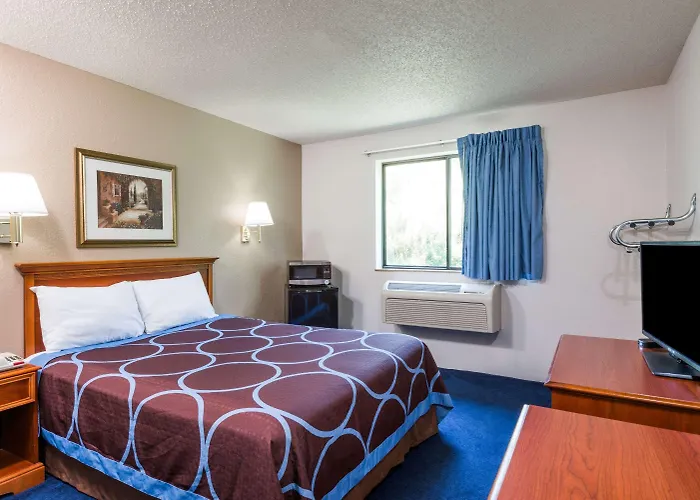 Super 8 By Wyndham Delmont