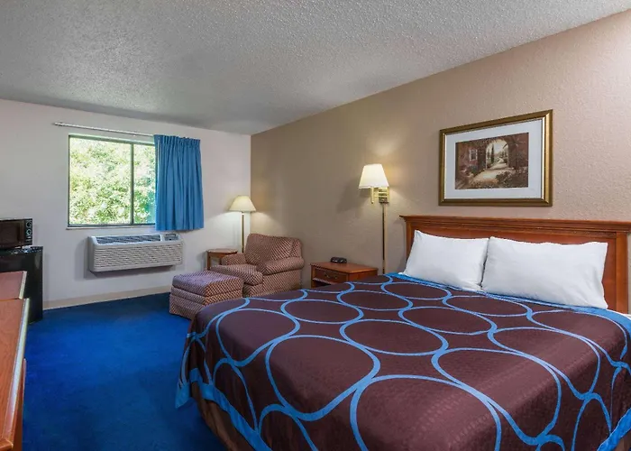 Super 8 By Wyndham Delmont