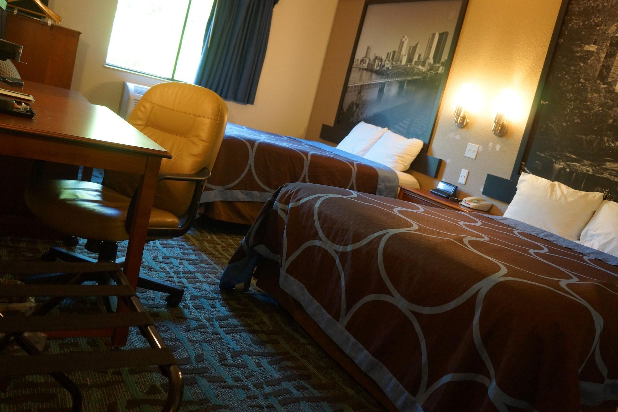 Super 8 By Wyndham Delmont