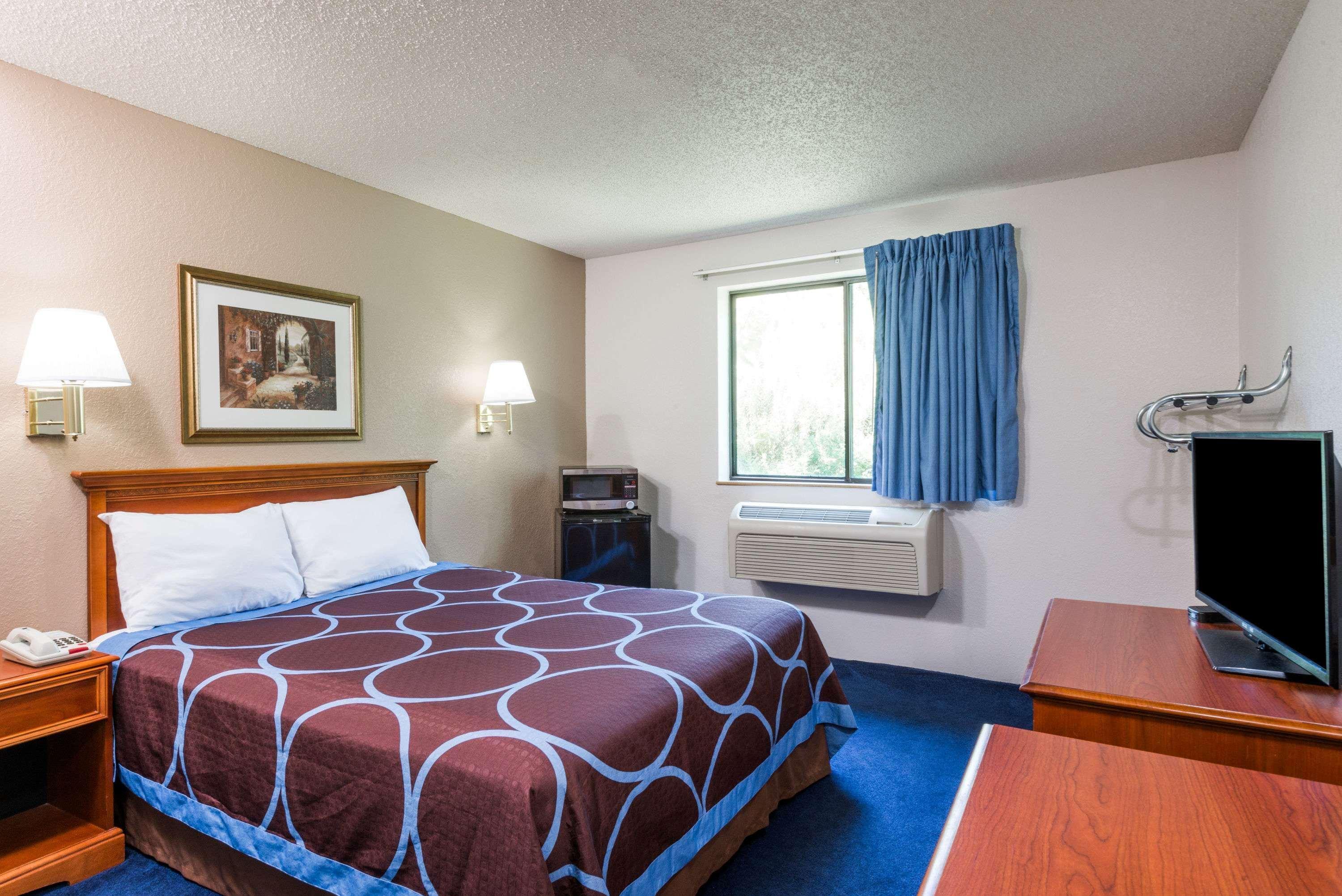 Super 8 By Wyndham Hotel
