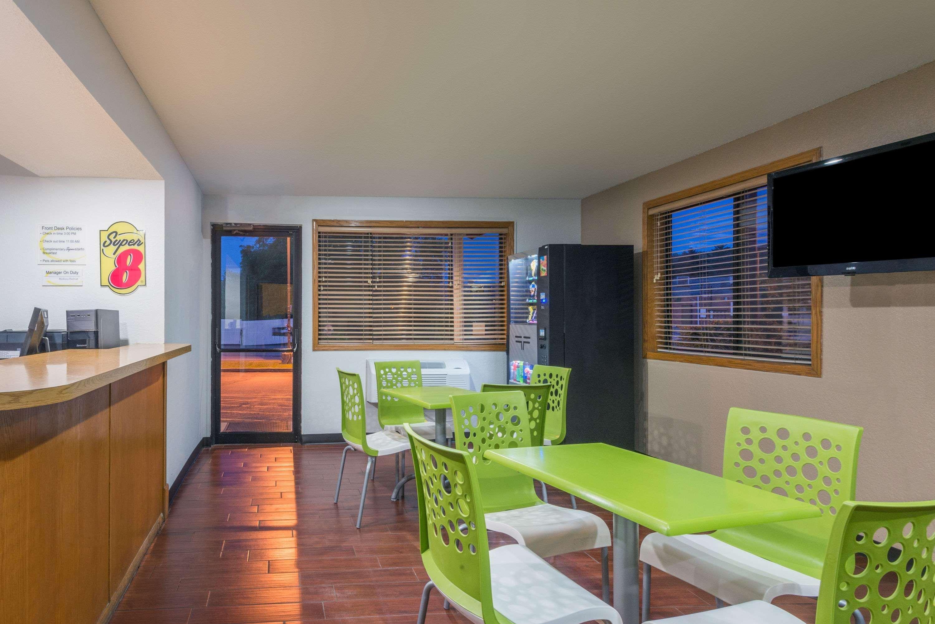 Super 8 By Wyndham Hotel Delmont