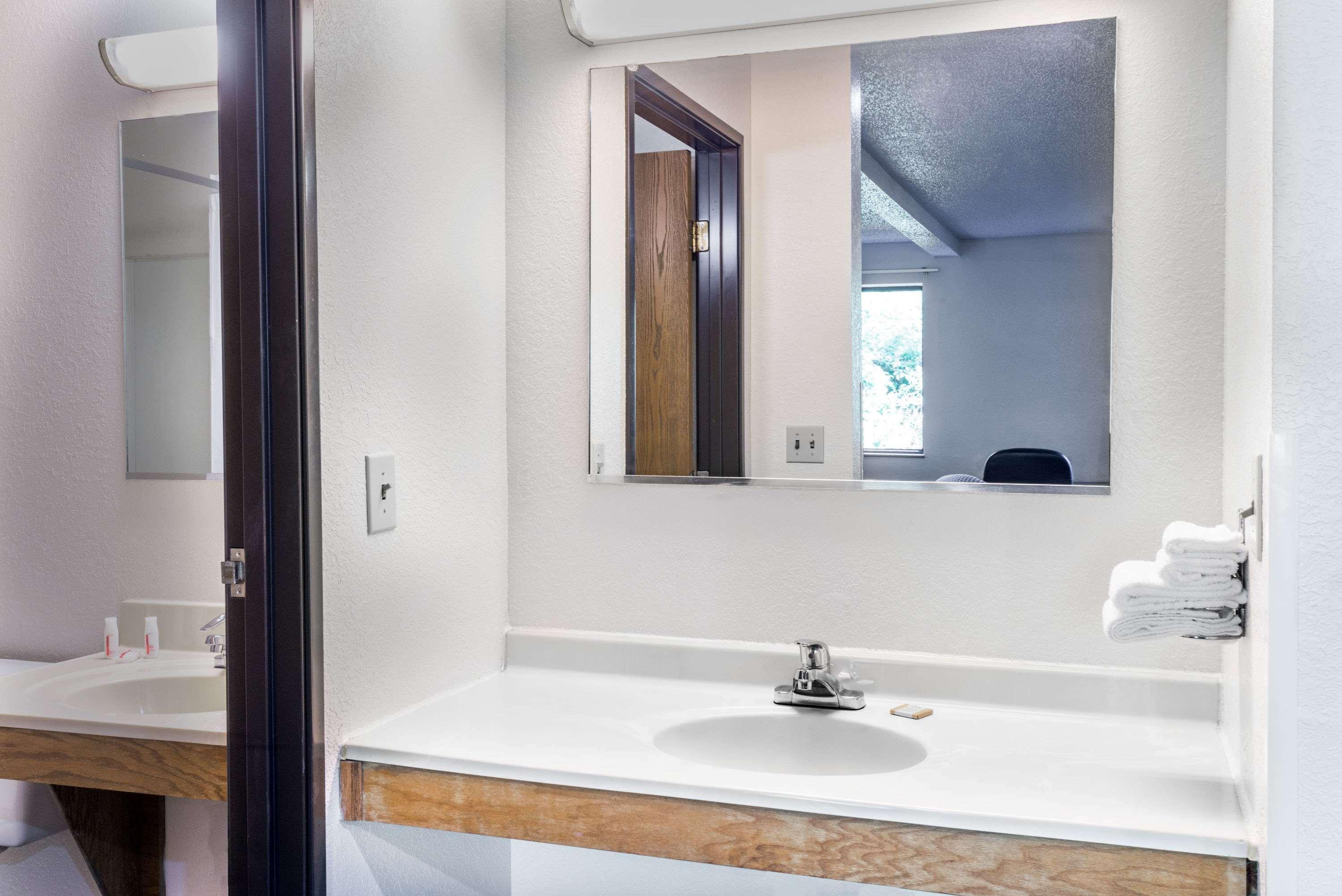 Super 8 By Wyndham Hotel