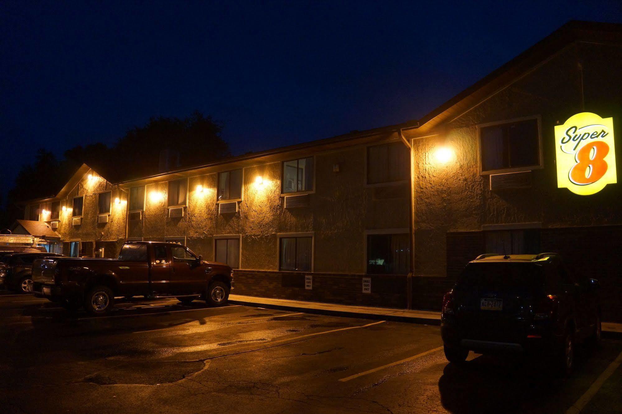 Super 8 By Wyndham Delmont
